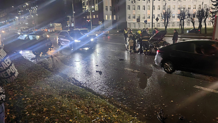 В аварии на Октябрьском проспекте столкнулись три автомобиля