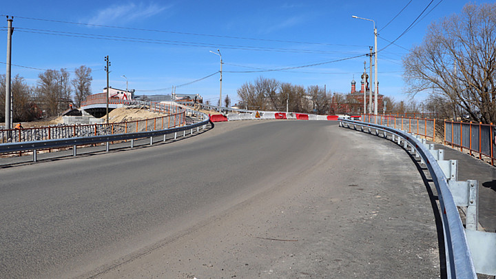 Мост над железной дорогой при въезде в город Камешково откроют в начале лета